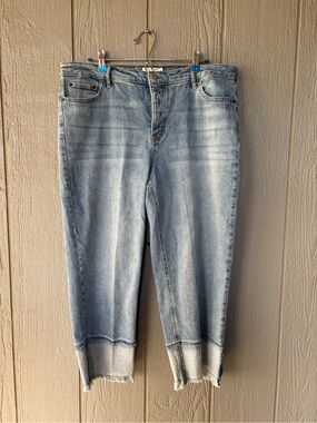 Jessica Simpson Women’s Blue Throwback Vintage Straight Jeans.